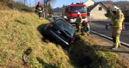 Samochód wypadł z jezdni i wjechał do przydrożnego rowu - zdjęcie 3