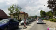 Korki na 'krajówce' - drogowcy ręcznie łatają przełomy - zdjęcie 2