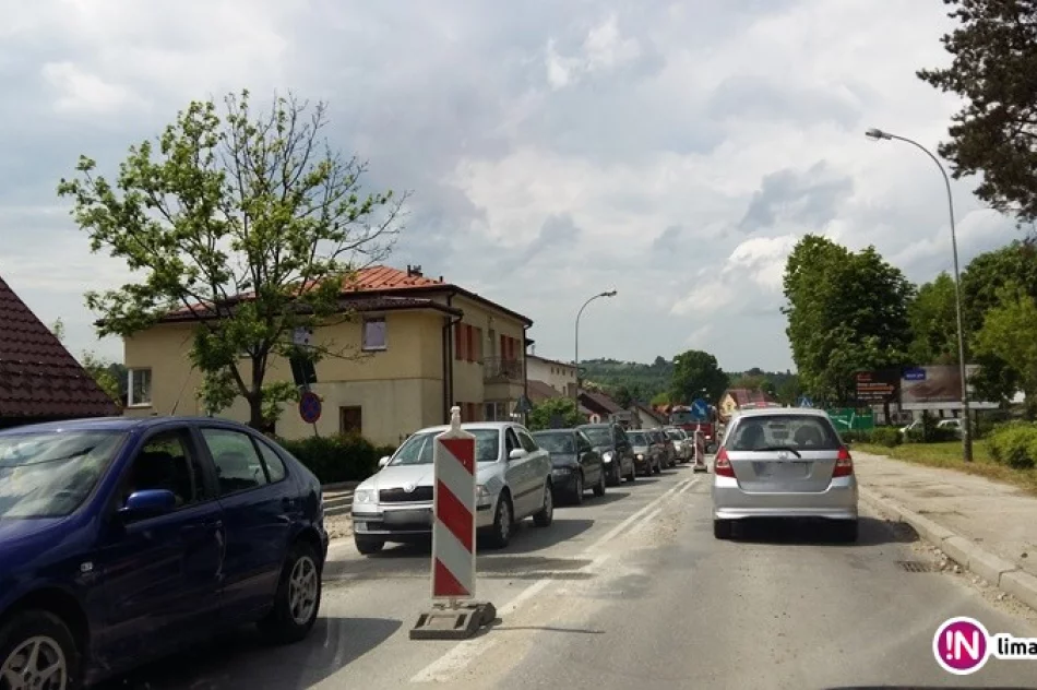 Korki na 'krajówce' - drogowcy ręcznie łatają przełomy - zdjęcie 2