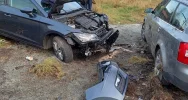 Samochód uderzył w przepust, dwie osoby trafiły do szpitala - zdjęcie 4