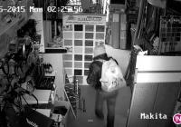 Włamali się do sklepu. Kradzież zarejestrował monitoring. Czeka nagroda - zdjęcie główne