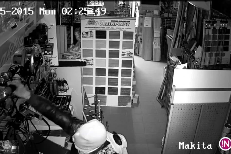 Włamali się do sklepu. Kradzież zarejestrował monitoring. Czeka nagroda - zdjęcie 2