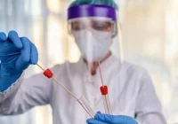 Co robić w przypadku objawów COVID-19? Poradnik i aktualna lista punktów pobrań - zdjęcie główne