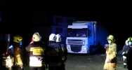 Samochód osobowy zderzył się z ciężarówką, jedna osoba trafiła do szpitala - zdjęcie 3