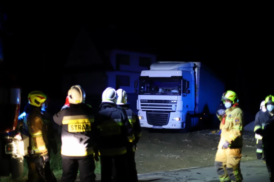 Samochód osobowy zderzył się z ciężarówką, jedna osoba trafiła do szpitala - zdjęcie 3