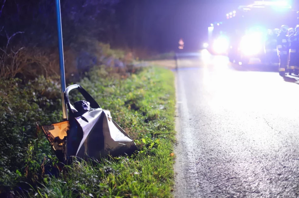 Samochód osobowy zderzył się z ciężarówką, jedna osoba trafiła do szpitala - zdjęcie 4