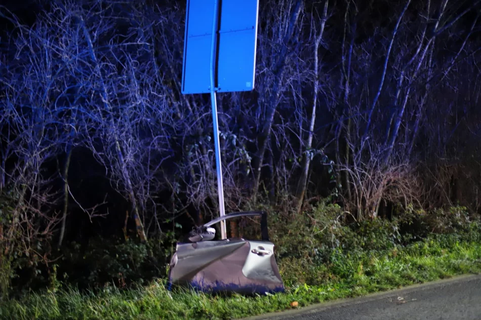 Samochód osobowy zderzył się z ciężarówką, jedna osoba trafiła do szpitala - zdjęcie 5