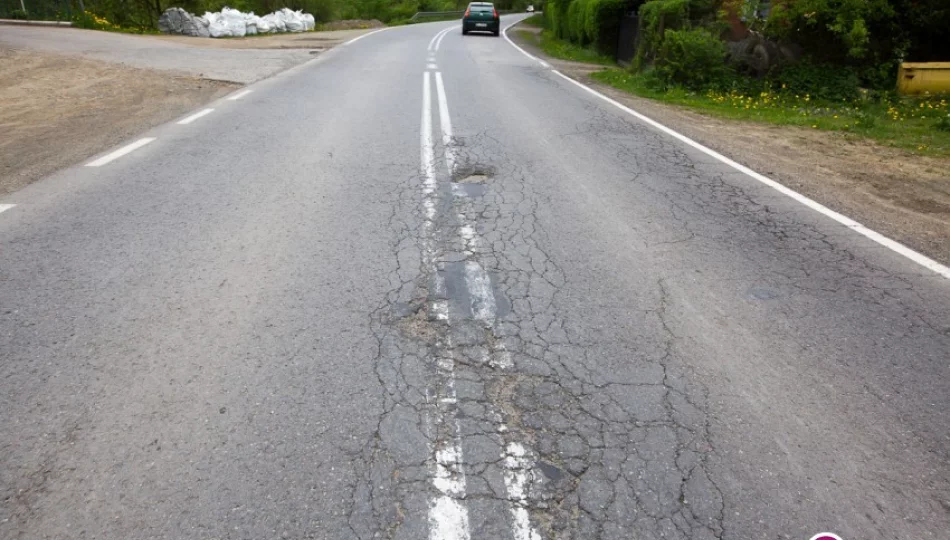 Przeładowane TIR-y niszczą drogę - twierdzi dyrektor PZD - zdjęcie 1