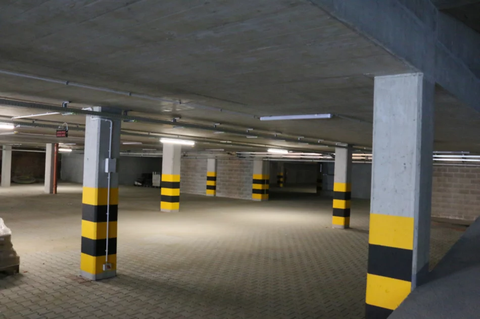 TRWAJĄ PRACE WYKOŃCZENIOWE NA WIELOPOZIOMOWYM PARKINGU - zdjęcie 2