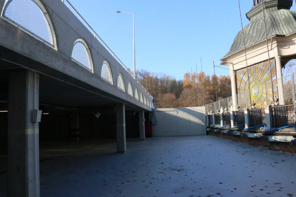 TRWAJĄ PRACE WYKOŃCZENIOWE NA WIELOPOZIOMOWYM PARKINGU - zdjęcie 3