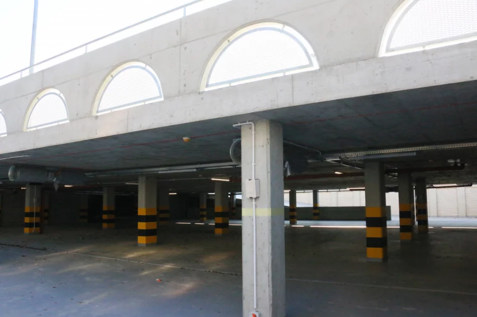TRWAJĄ PRACE WYKOŃCZENIOWE NA WIELOPOZIOMOWYM PARKINGU - zdjęcie 4