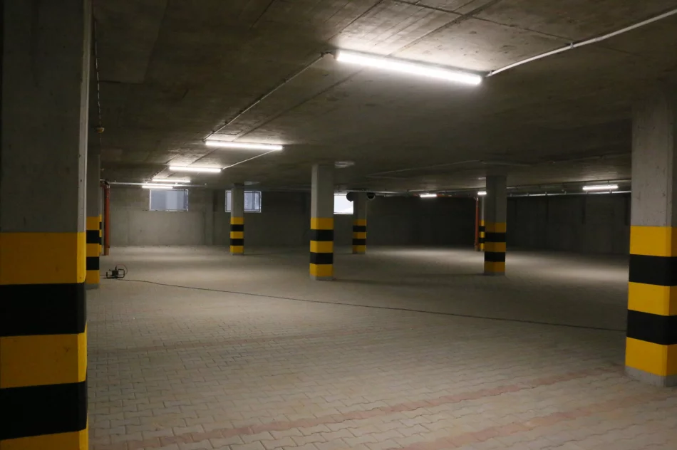 TRWAJĄ PRACE WYKOŃCZENIOWE NA WIELOPOZIOMOWYM PARKINGU - zdjęcie 15