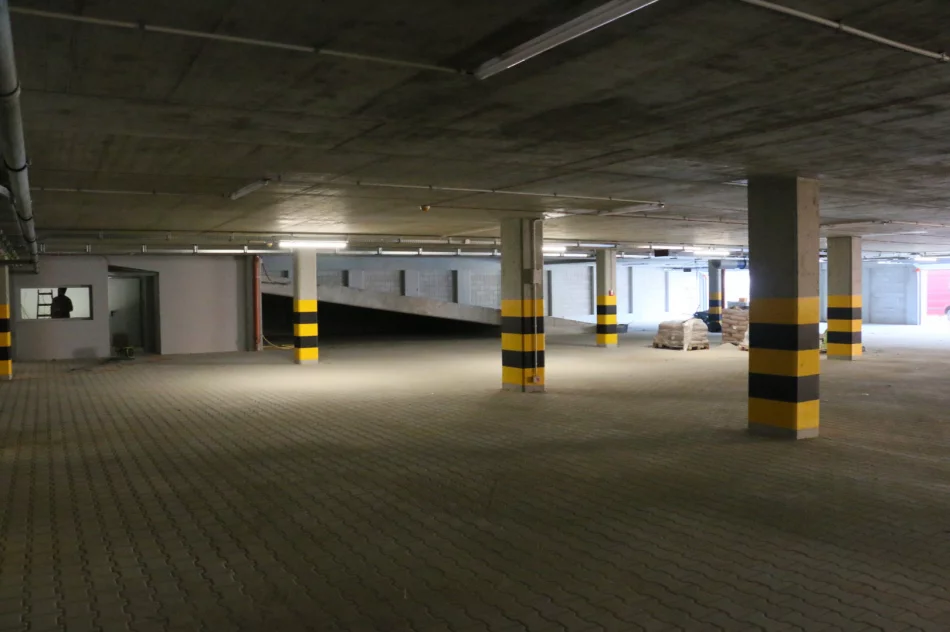 TRWAJĄ PRACE WYKOŃCZENIOWE NA WIELOPOZIOMOWYM PARKINGU - zdjęcie 17