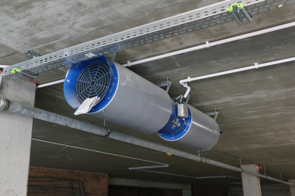 TRWAJĄ PRACE WYKOŃCZENIOWE NA WIELOPOZIOMOWYM PARKINGU - zdjęcie 18