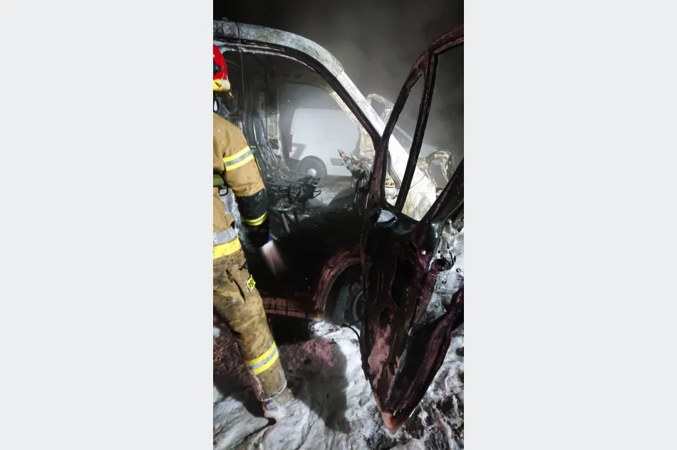 Zapaliły się samochody znajdujące się przy warsztacie - zdjęcie 2