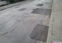 Głębokie dziury w miejskiej ulicy załatane - zdjęcie główne
