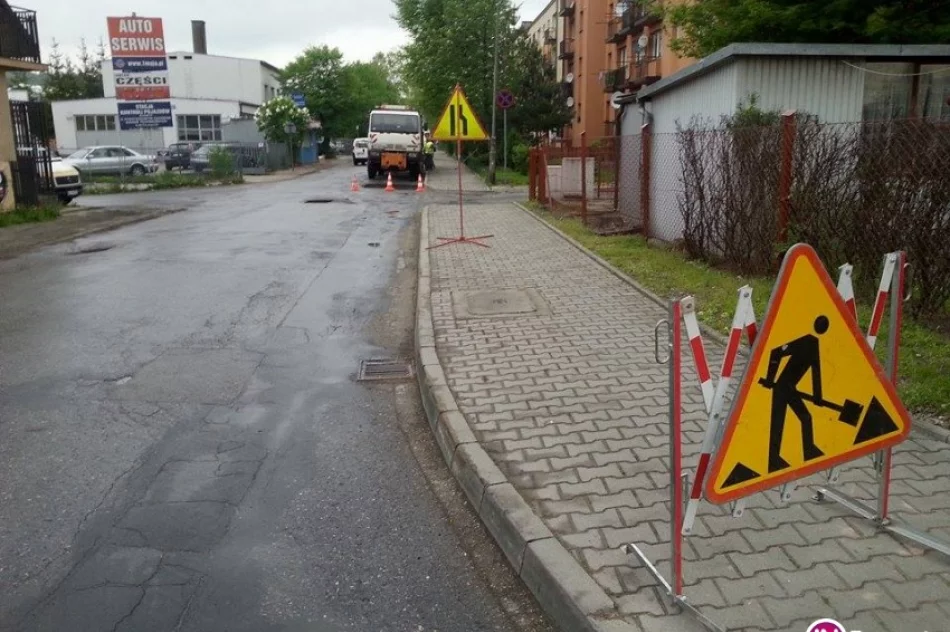 Głębokie dziury w miejskiej ulicy załatane - zdjęcie 2