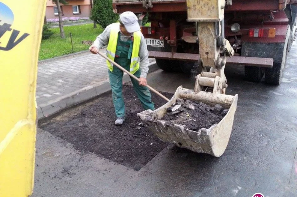 Głębokie dziury w miejskiej ulicy załatane - zdjęcie 3