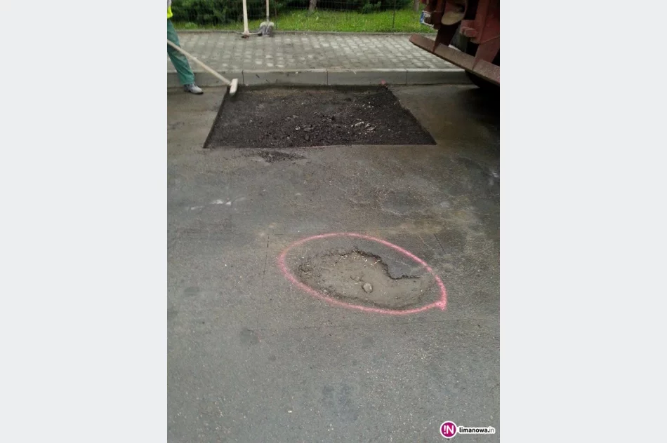 Głębokie dziury w miejskiej ulicy załatane - zdjęcie 4