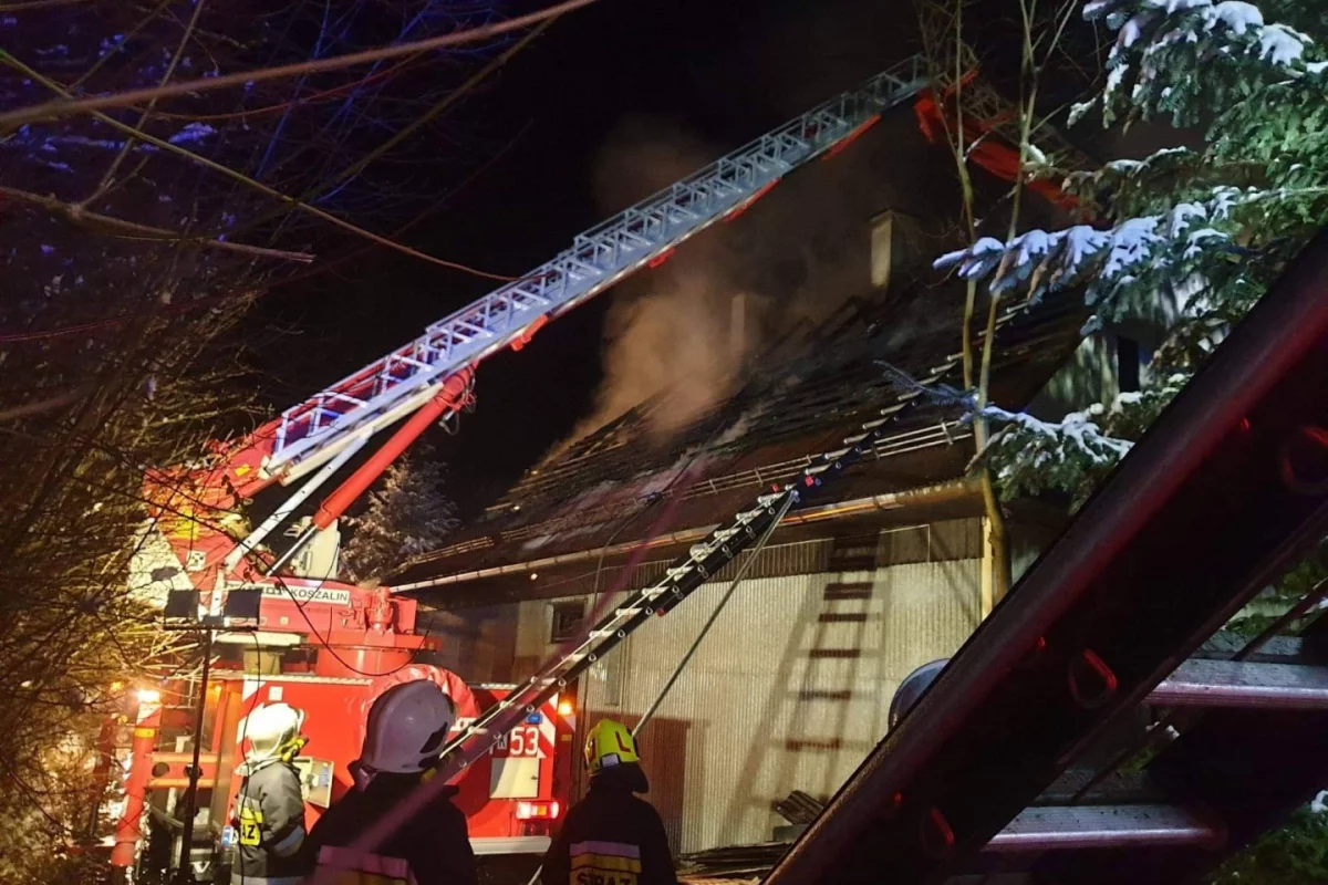 W nocy w budynku wybuchł pożar. Ogień gasiło 35 strażaków