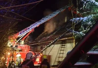 W nocy w budynku wybuchł pożar. Ogień gasiło 35 strażaków - zdjęcie główne