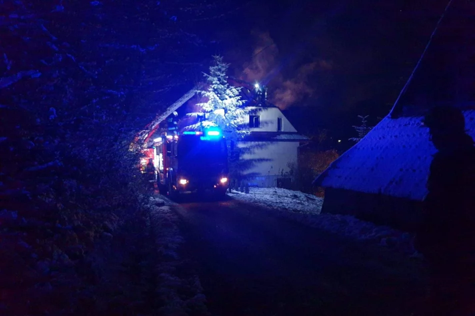 W nocy w budynku wybuchł pożar. Ogień gasiło 35 strażaków - zdjęcie 3
