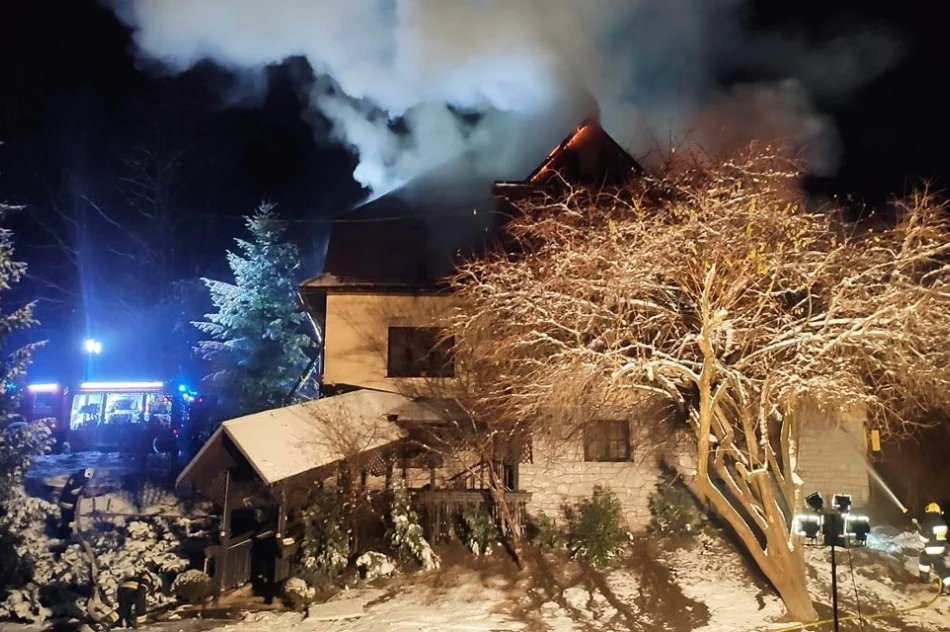 W nocy w budynku wybuchł pożar. Ogień gasiło 35 strażaków - zdjęcie 6