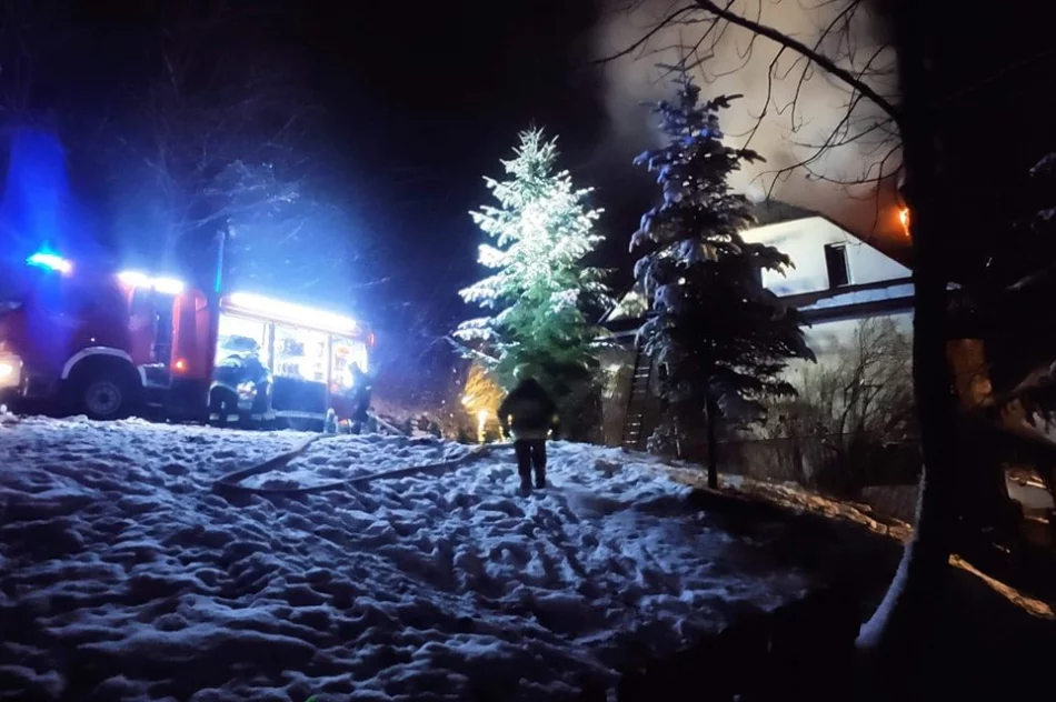 W nocy w budynku wybuchł pożar. Ogień gasiło 35 strażaków - zdjęcie 8