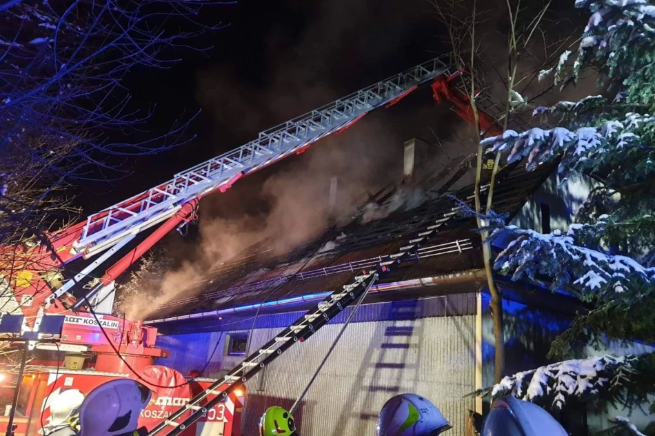 W nocy w budynku wybuchł pożar. Ogień gasiło 35 strażaków - zdjęcie 10