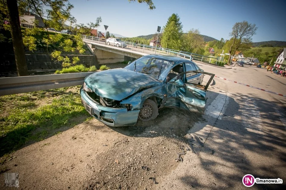 Groźnie wyglądająca kolizja. Auta kompletnie zniszczone - zdjęcie 2