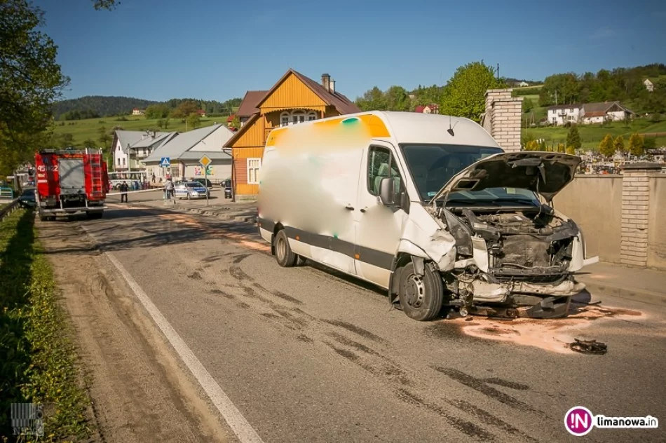 Groźnie wyglądająca kolizja. Auta kompletnie zniszczone - zdjęcie 3