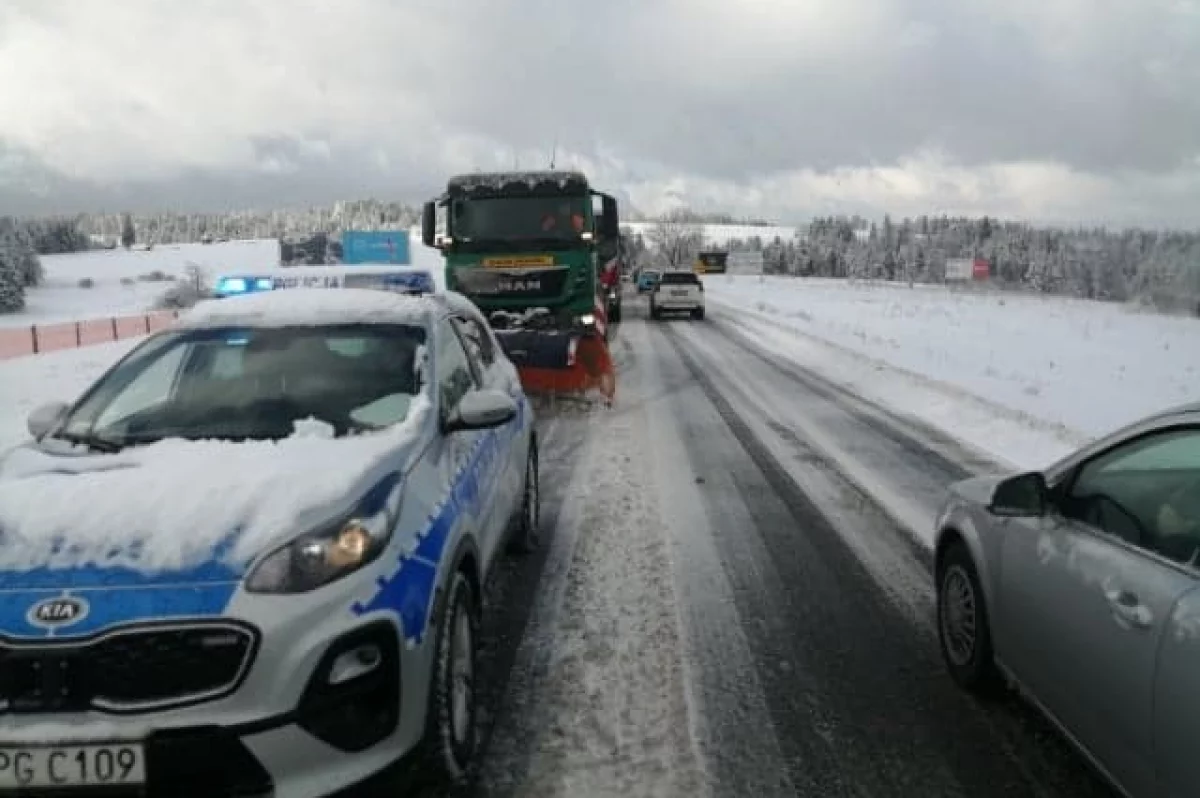 Zimowe warunki na drogach, policja apeluje