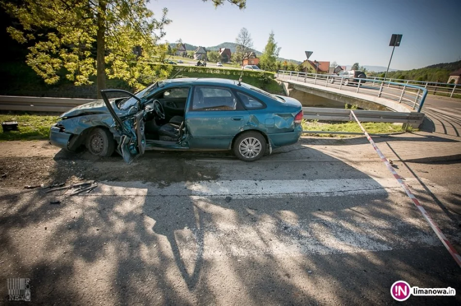 Groźnie wyglądająca kolizja. Auta kompletnie zniszczone - zdjęcie 4