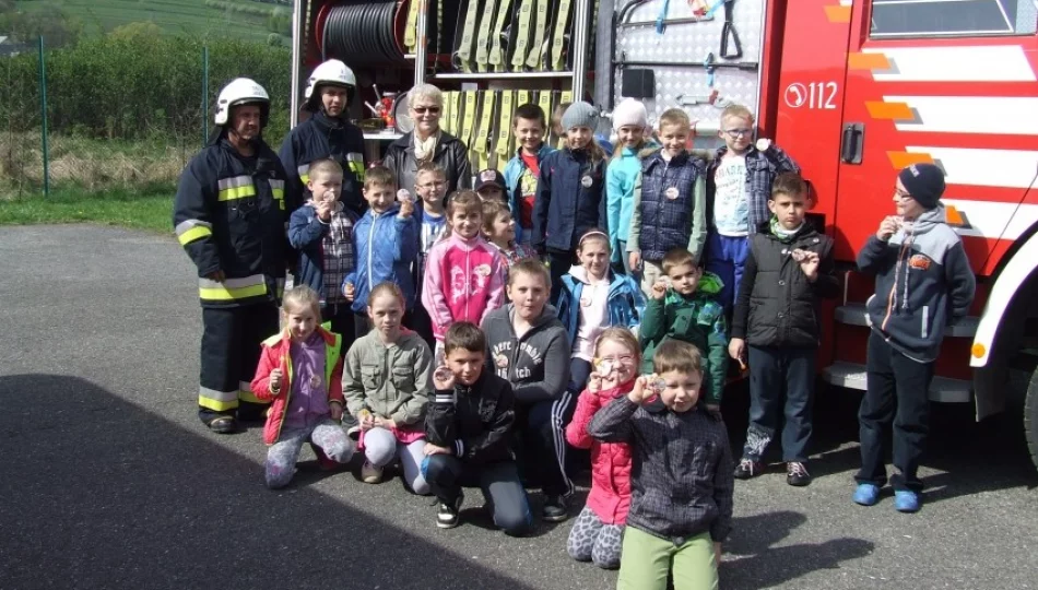 Dzieci poznawały pracę strażaków. Ochotnicy zapraszają do zwiedzania remizy - zdjęcie 1