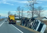 Silny wiatr przewrócił ciężarówkę - zdjęcie główne