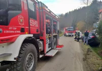 Dachował samochód osobowy - zdjęcie główne