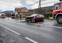 Czołowo-boczne zderzenie dwóch aut, jedna osoba poszkodowana - zdjęcie główne