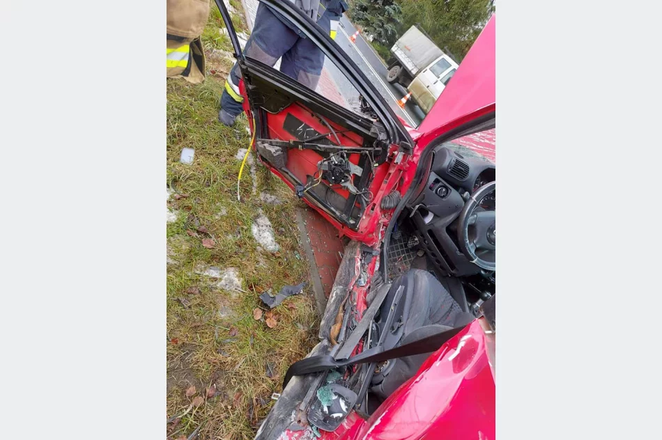 Czołowo-boczne zderzenie dwóch aut, jedna osoba poszkodowana - zdjęcie 3