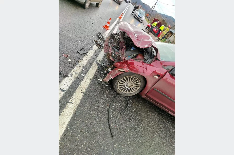 Czołowo-boczne zderzenie dwóch aut, jedna osoba poszkodowana - zdjęcie 5