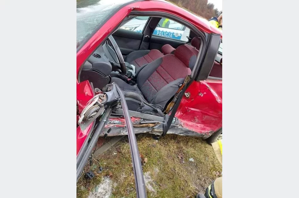 Czołowo-boczne zderzenie dwóch aut, jedna osoba poszkodowana - zdjęcie 6