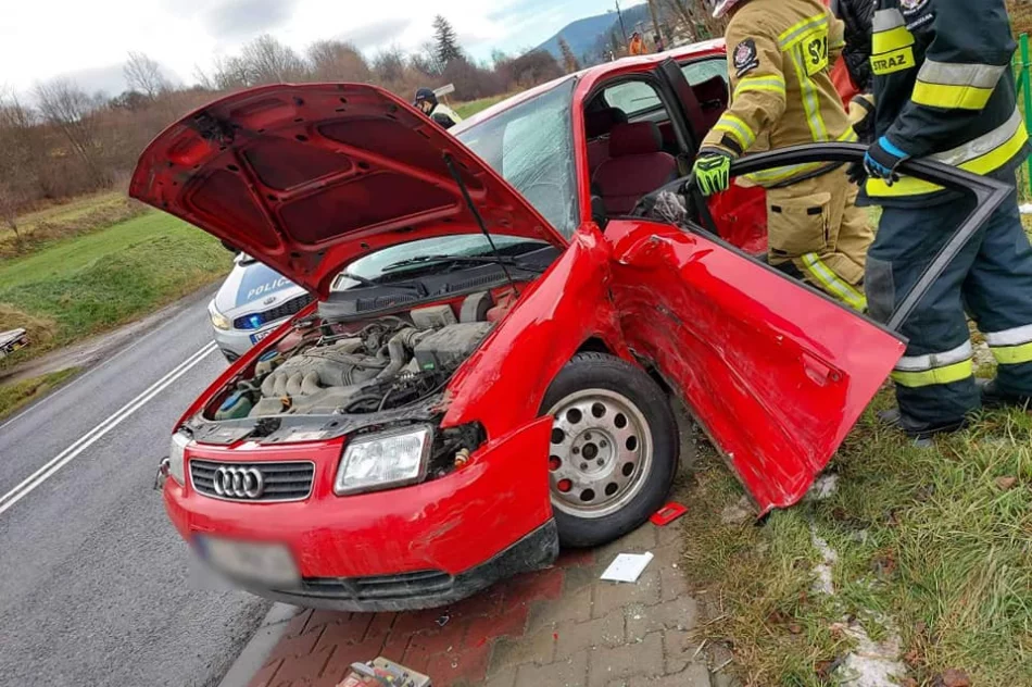 Czołowo-boczne zderzenie dwóch aut, jedna osoba poszkodowana - zdjęcie 7
