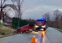 Groźnie wyglądające dachowanie, dwie osoby zostały ranne - zdjęcie główne