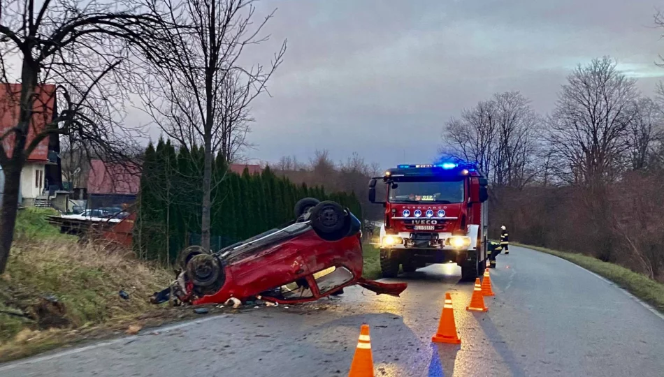 Groźnie wyglądające dachowanie, dwie osoby zostały ranne - zdjęcie 1