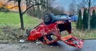 Groźnie wyglądające dachowanie, dwie osoby zostały ranne - zdjęcie 2