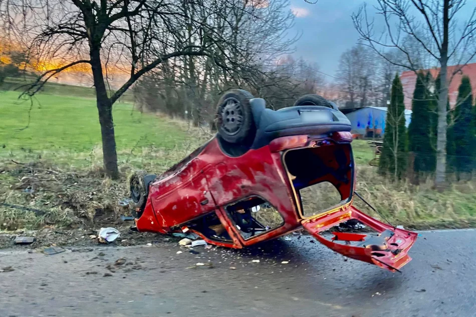 Groźnie wyglądające dachowanie, dwie osoby zostały ranne - zdjęcie 2