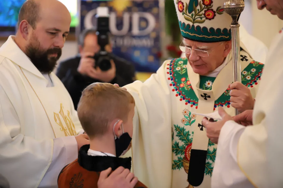 Arcybiskup bierzmował młodzież w Koninie - zdjęcie 7