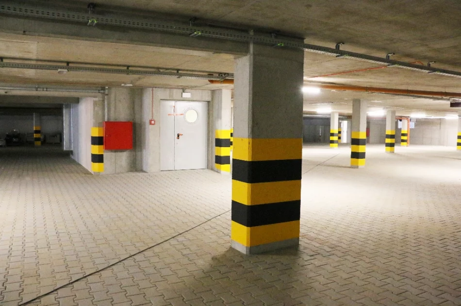 Na nowym parkingu trwają prace wykończeniowe - zdjęcie 19