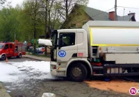 Ze zbiornika paliwa cysterny wyciekł olej. Droga była zablokowana - zdjęcie główne