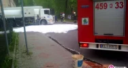 Ze zbiornika paliwa cysterny wyciekł olej. Droga była zablokowana - zdjęcie 2