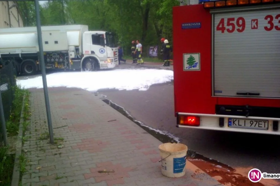 Ze zbiornika paliwa cysterny wyciekł olej. Droga była zablokowana - zdjęcie 2